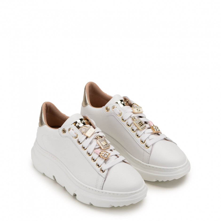 STOKTON Дамски бели обувки с брошка - изглед 2