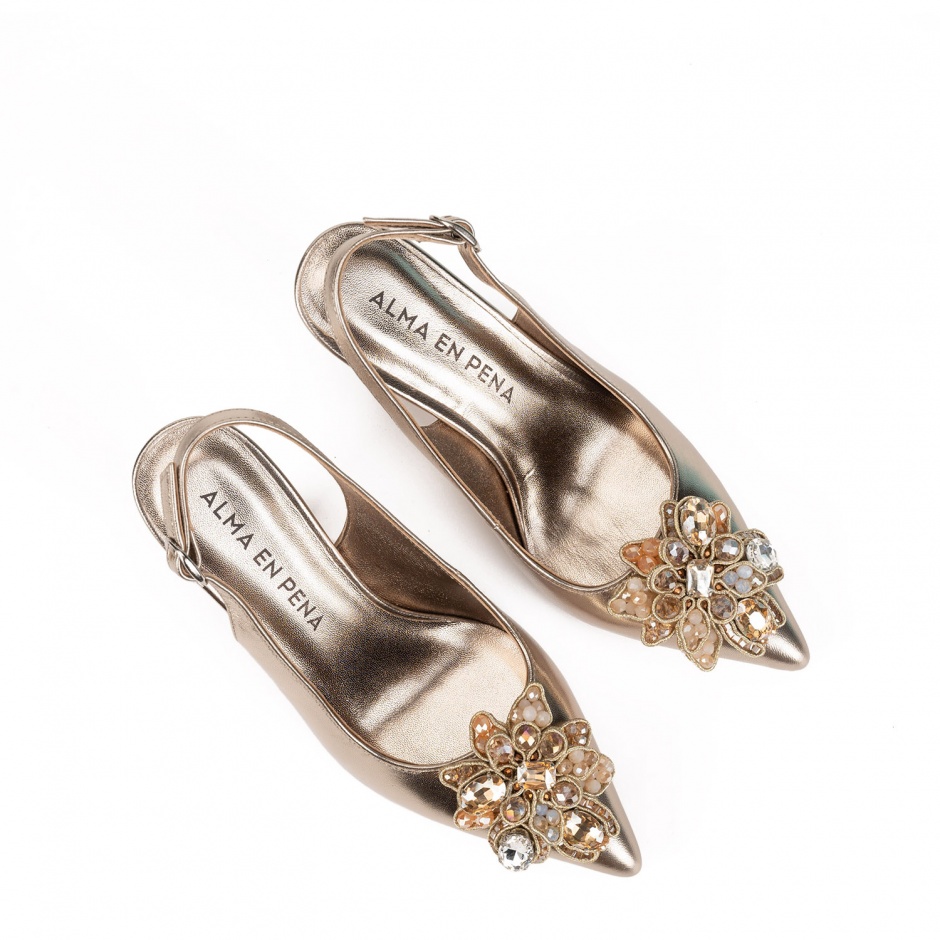 Alma En Pena Дамски златни обувки с брошка - изглед 4